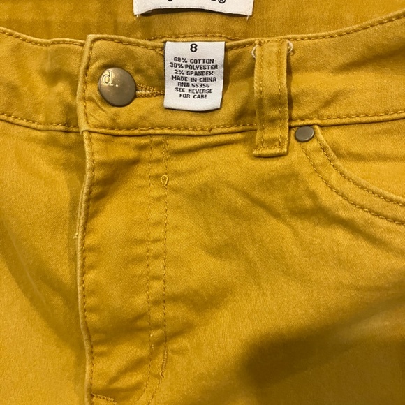 D. Jeans - Picture 2 of 5